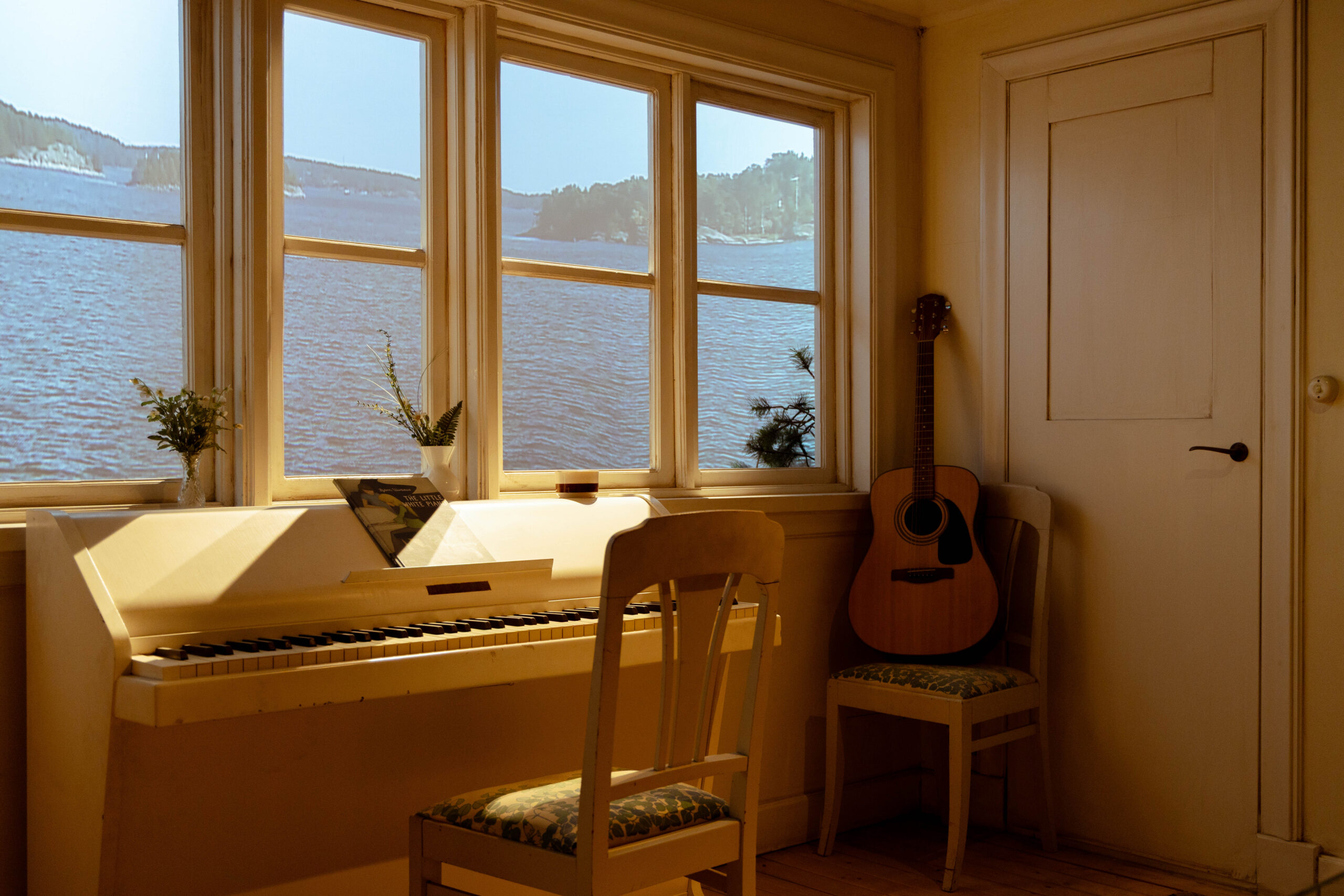 Room replica with a piano and guitar at ABBA the Museum.