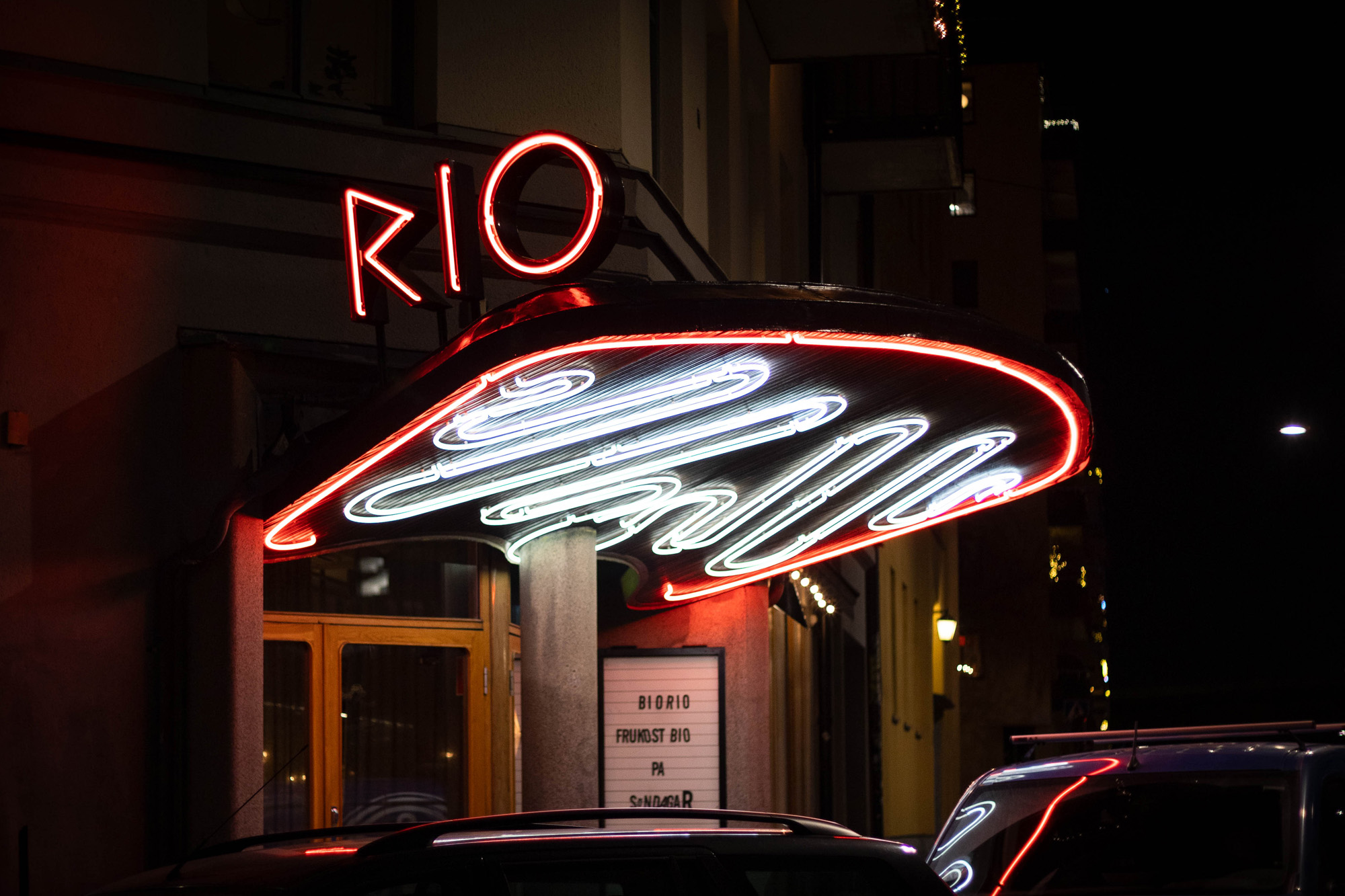 Night photo of neon sign saying: RIO