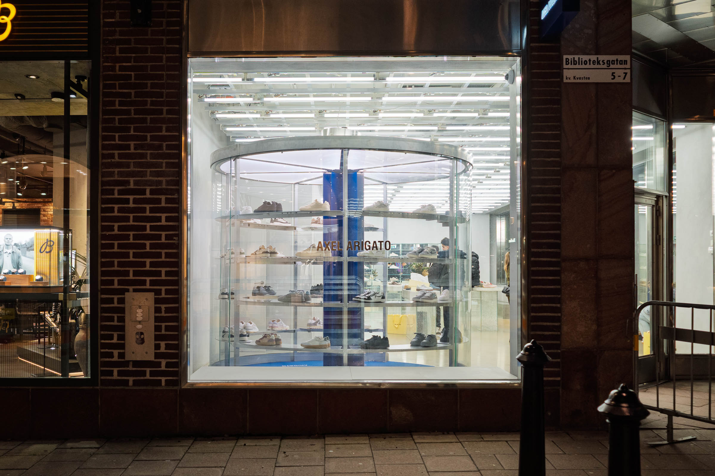 axel_arigato_exterior_night