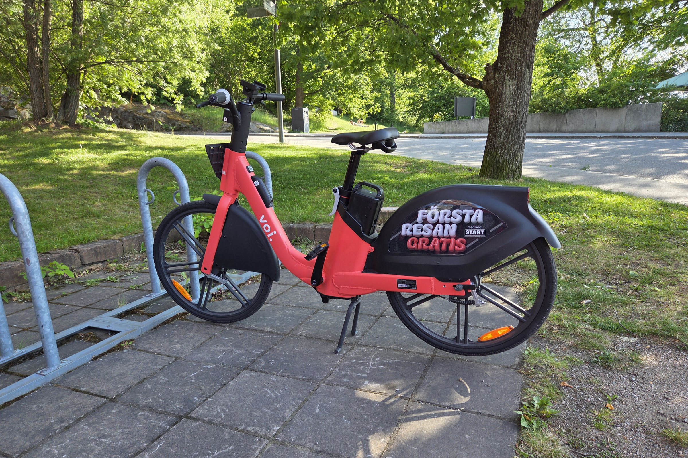 VOI e-bike parked at Stora Essingen.
