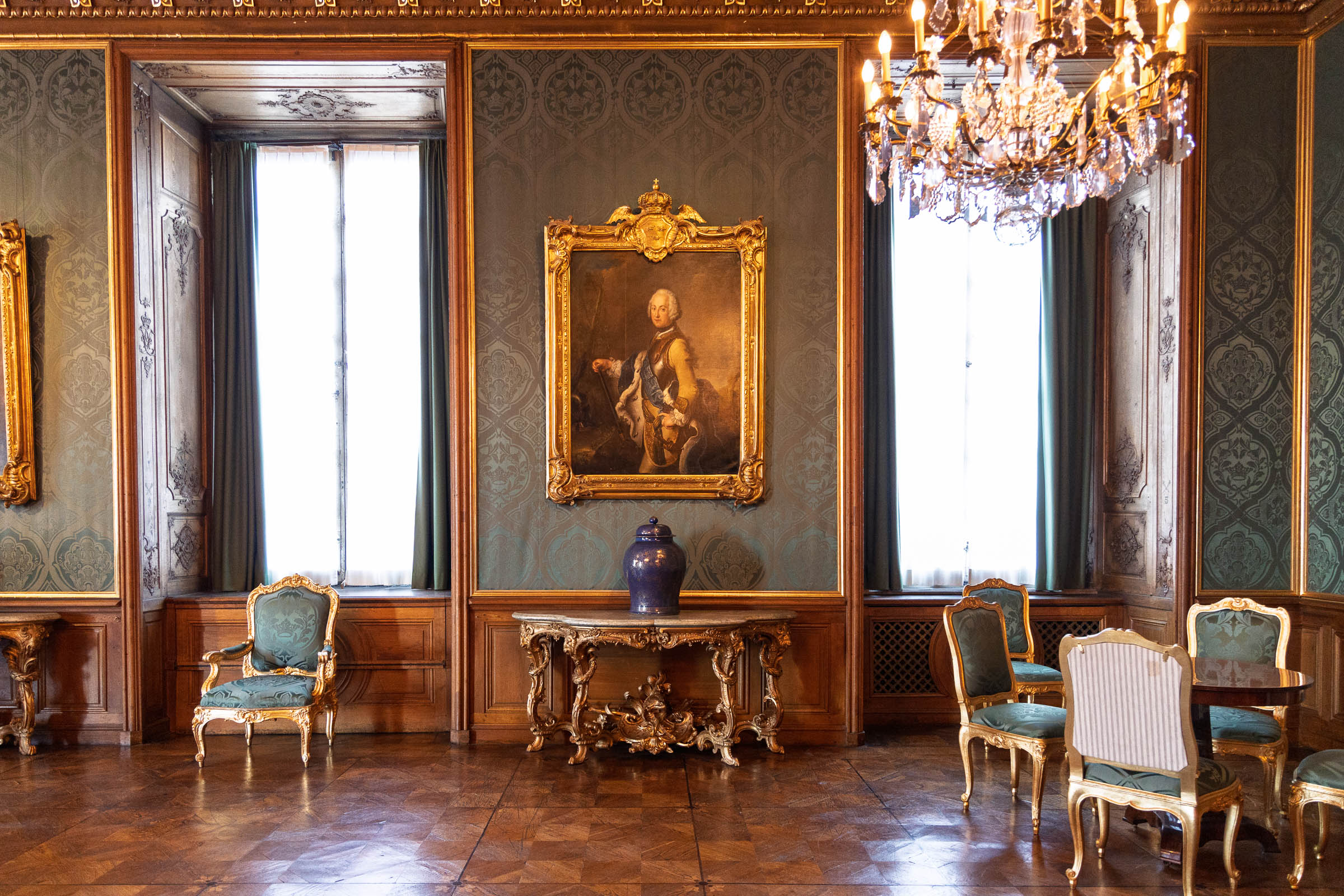 royal_palace_interior_summer_3